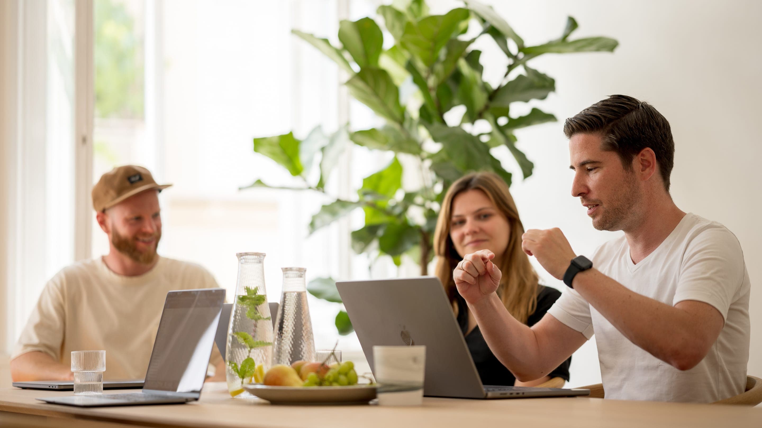 Knis, Chrillo und Lena in einem Besprechungsraum des Büros der Webagentur Functn in Wien.